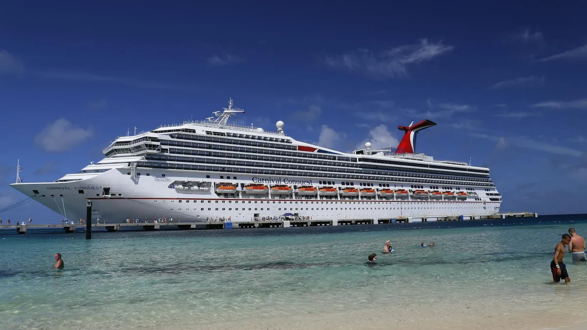 Crucero fondeado frente a una playa turquesa de Cozumel en el Caribe mexicano